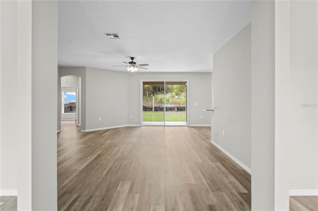 待售: $290,000 (4 贝兹, 2 浴室, 2199 平方英尺)