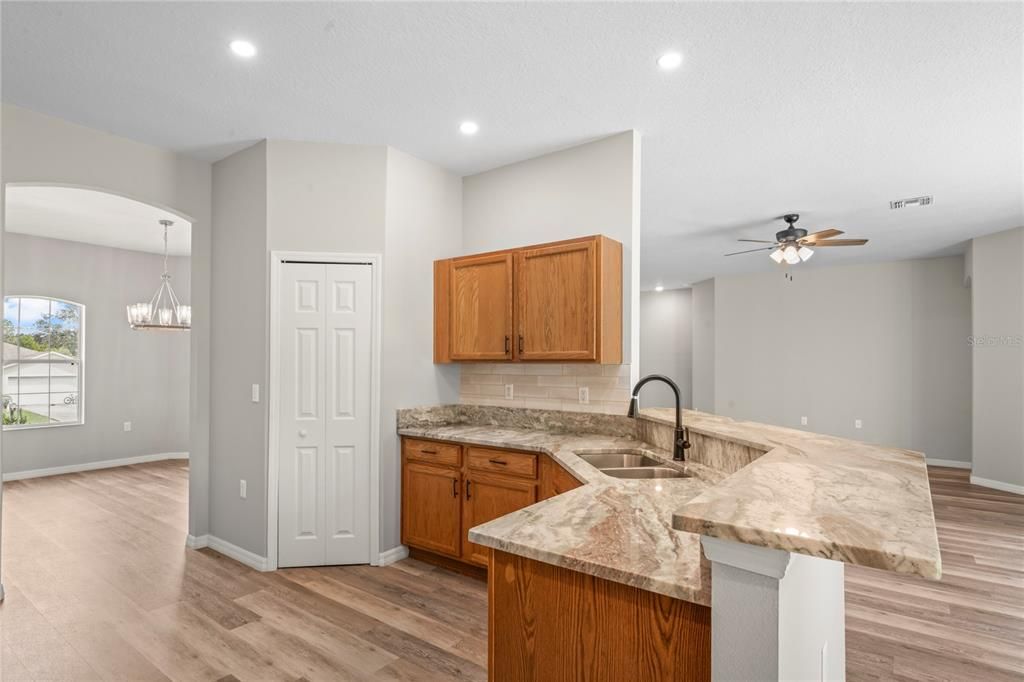 待售: $290,000 (4 贝兹, 2 浴室, 2199 平方英尺)