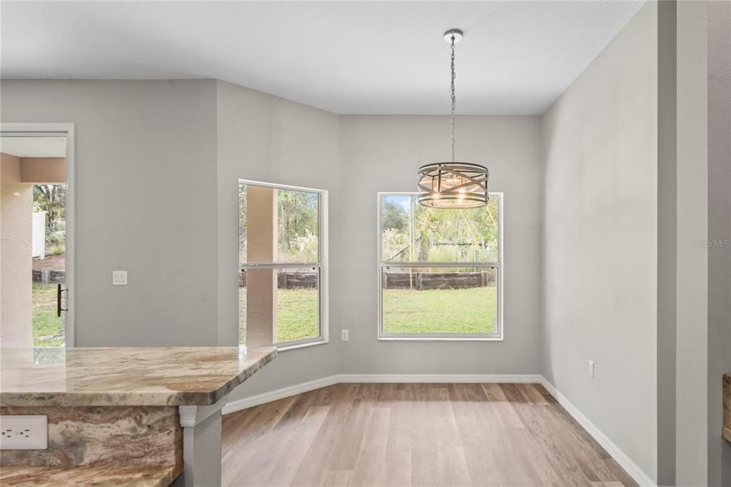 待售: $290,000 (4 贝兹, 2 浴室, 2199 平方英尺)