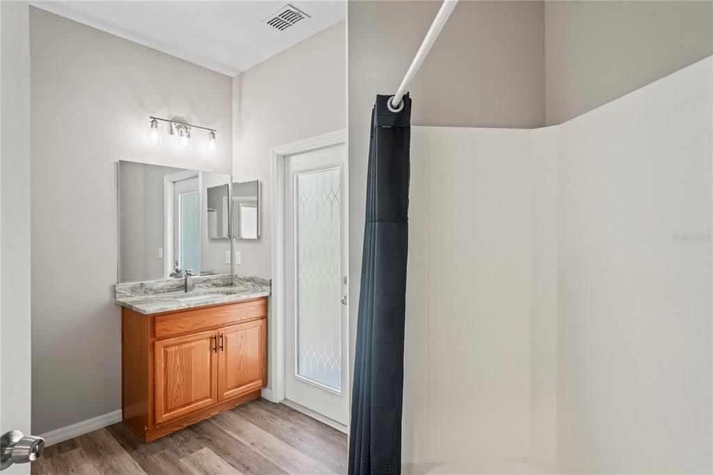 待售: $290,000 (4 贝兹, 2 浴室, 2199 平方英尺)