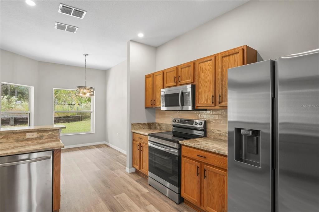 待售: $290,000 (4 贝兹, 2 浴室, 2199 平方英尺)