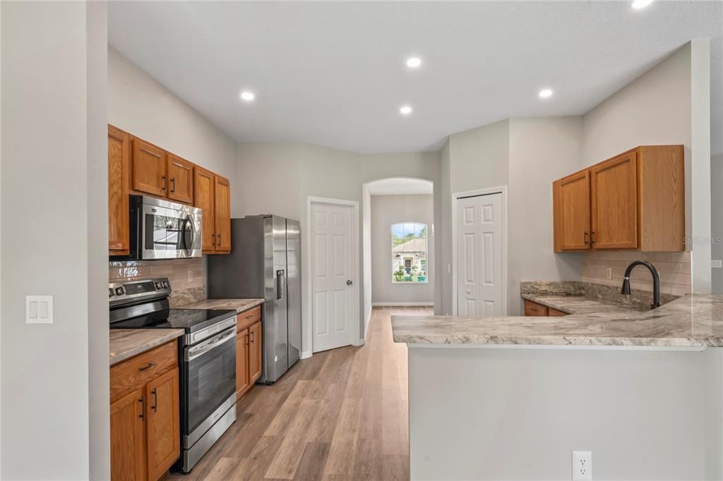 待售: $290,000 (4 贝兹, 2 浴室, 2199 平方英尺)