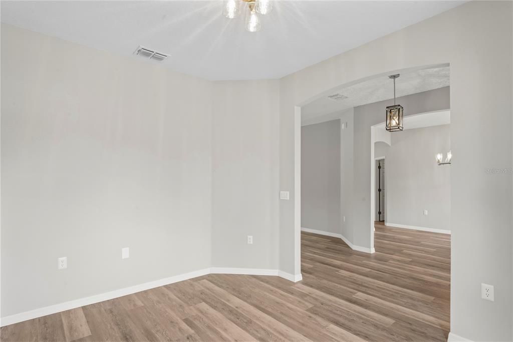 待售: $290,000 (4 贝兹, 2 浴室, 2199 平方英尺)