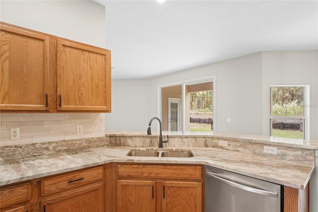 待售: $290,000 (4 贝兹, 2 浴室, 2199 平方英尺)