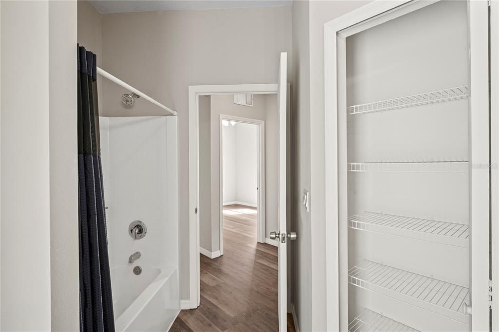 待售: $290,000 (4 贝兹, 2 浴室, 2199 平方英尺)