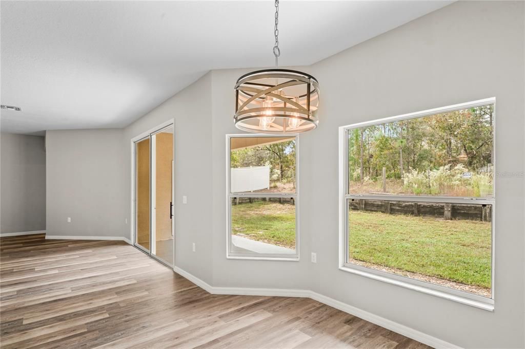 待售: $290,000 (4 贝兹, 2 浴室, 2199 平方英尺)