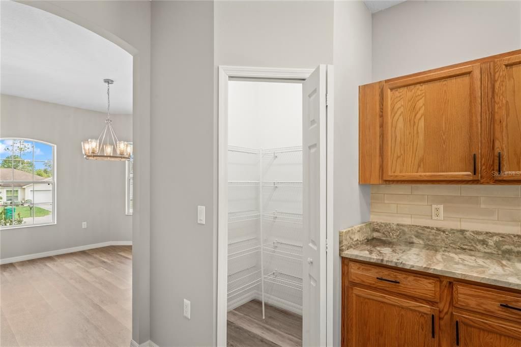 待售: $290,000 (4 贝兹, 2 浴室, 2199 平方英尺)