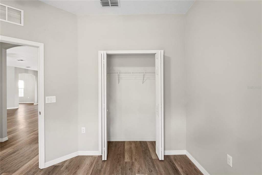 待售: $290,000 (4 贝兹, 2 浴室, 2199 平方英尺)