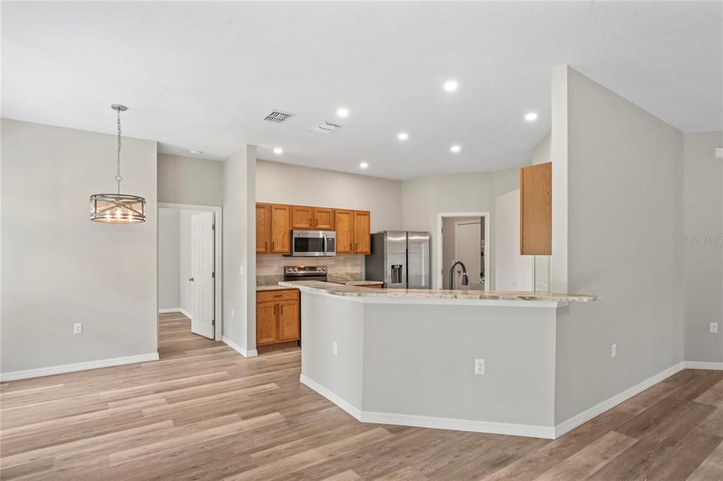 待售: $290,000 (4 贝兹, 2 浴室, 2199 平方英尺)