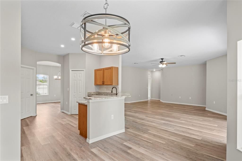 待售: $290,000 (4 贝兹, 2 浴室, 2199 平方英尺)