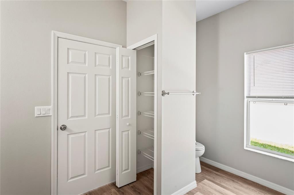 待售: $290,000 (4 贝兹, 2 浴室, 2199 平方英尺)