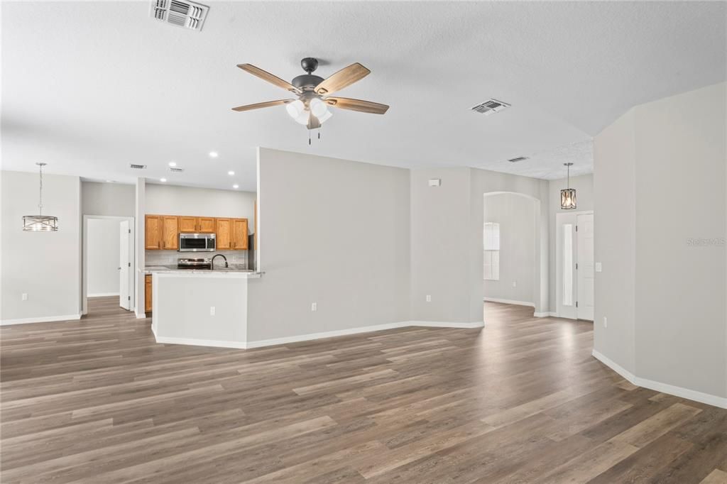 待售: $290,000 (4 贝兹, 2 浴室, 2199 平方英尺)