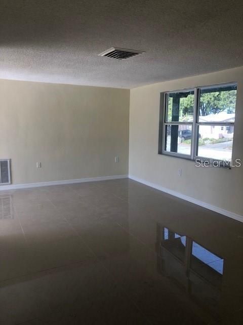 合同活跃: $1,395 (2 贝兹, 1 浴室, 840 平方英尺)