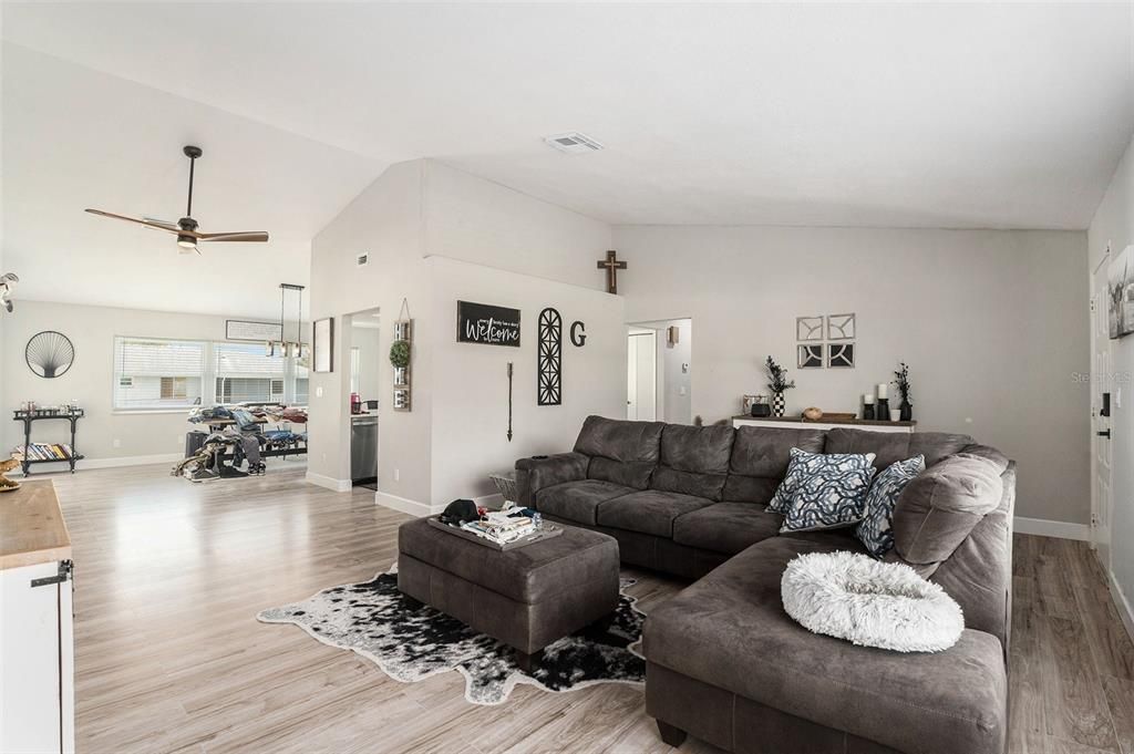 For Sale: $359,999 (3 beds, 2 baths, 1836 Square Feet)