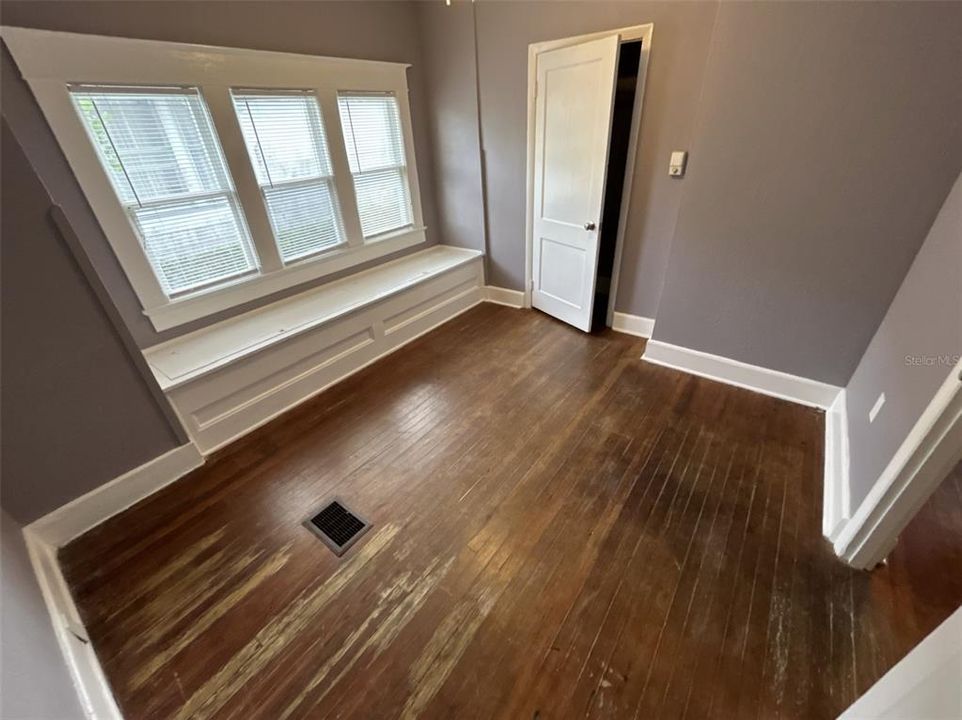 出租: $1,795 (3 贝兹, 1 浴室, 900 平方英尺)