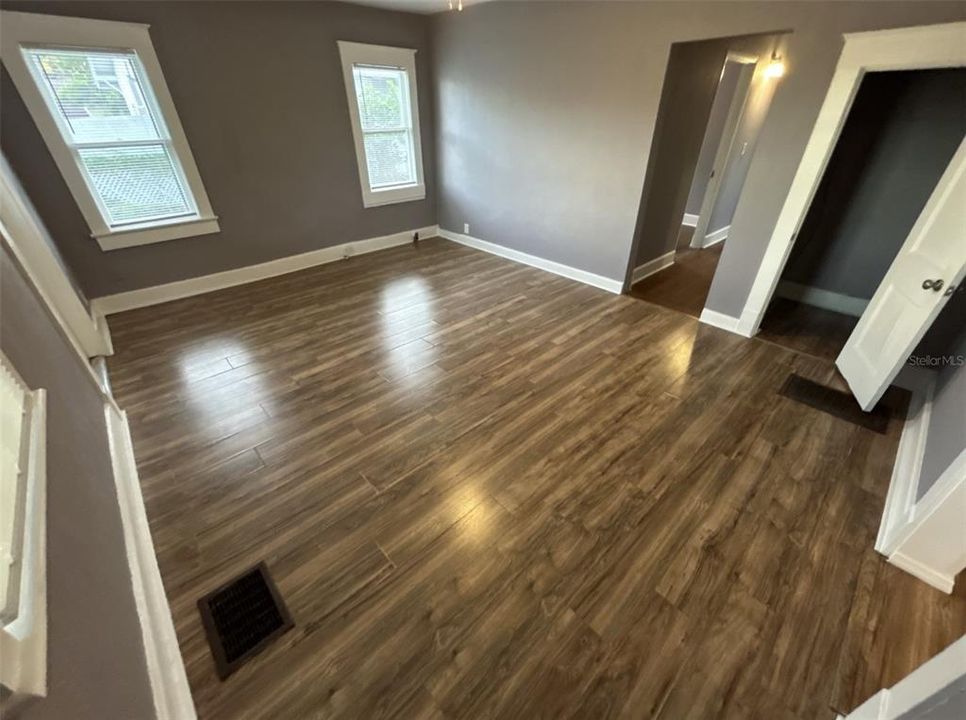 出租: $1,795 (3 贝兹, 1 浴室, 900 平方英尺)