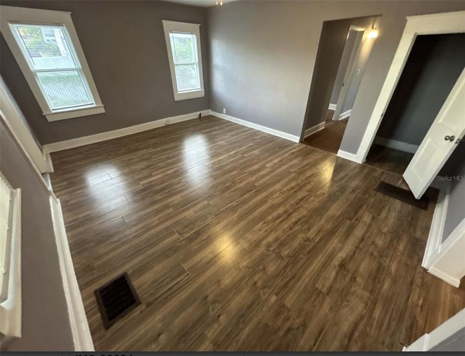 出租: $1,795 (3 贝兹, 1 浴室, 900 平方英尺)