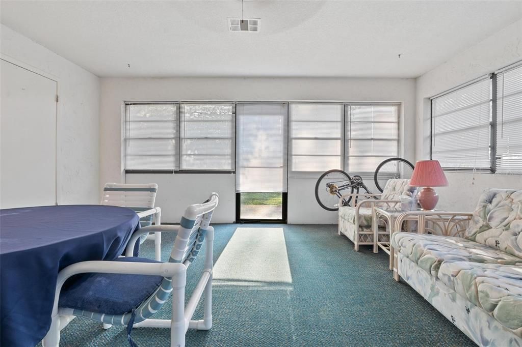 待售: $215,000 (2 贝兹, 2 浴室, 1439 平方英尺)