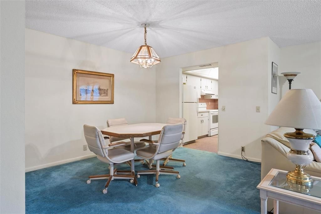 待售: $215,000 (2 贝兹, 2 浴室, 1439 平方英尺)