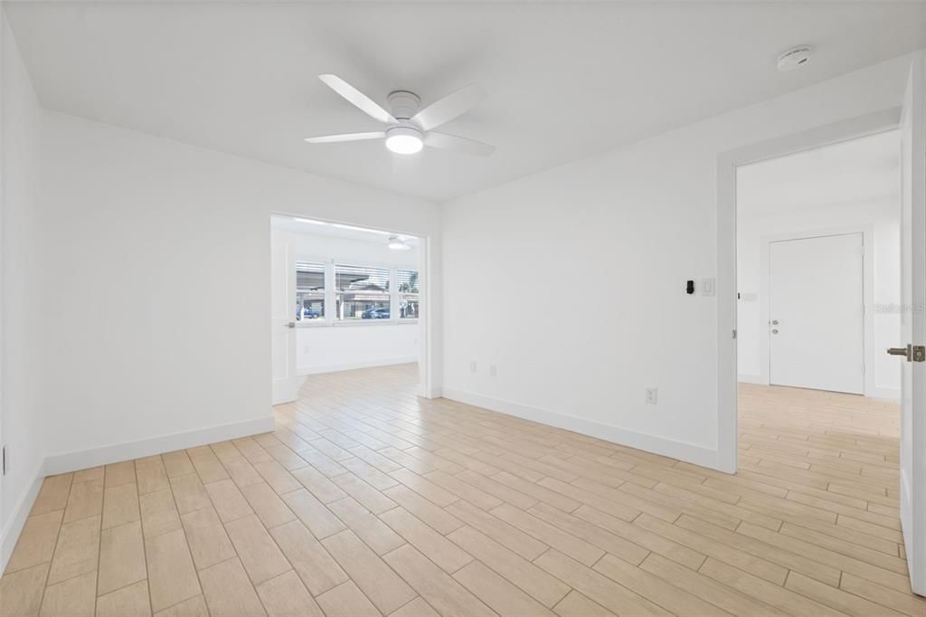 待售: $124,000 (1 贝兹, 1 浴室, 728 平方英尺)