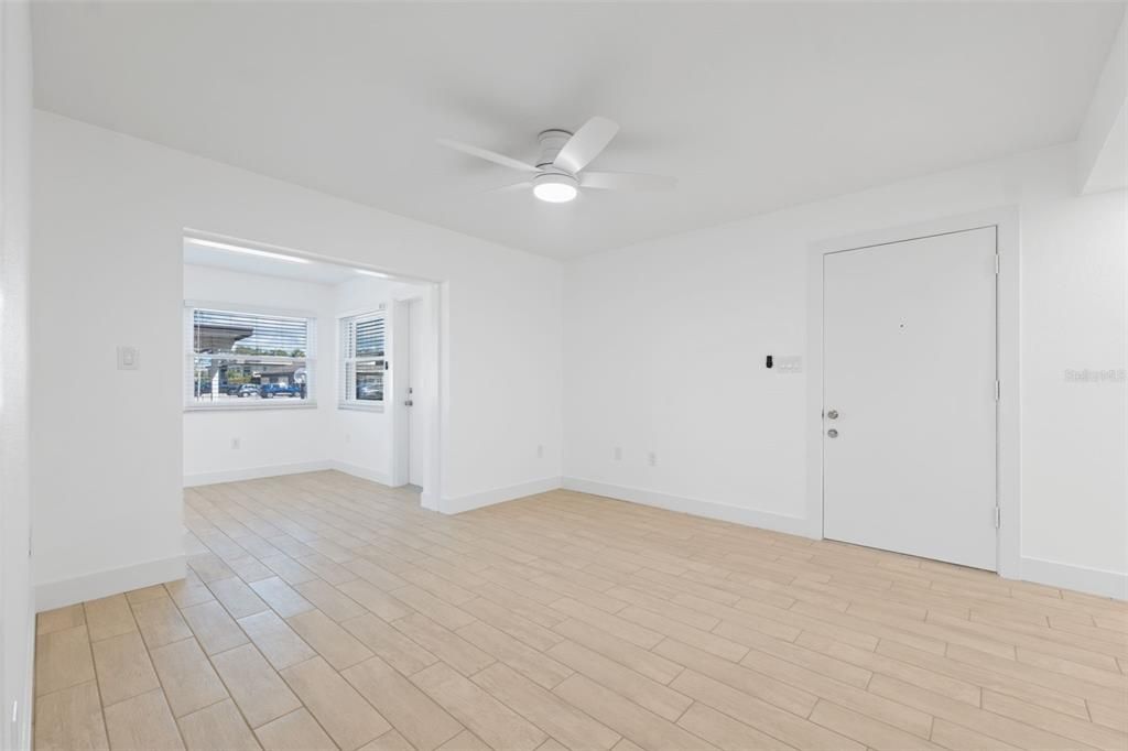 待售: $124,000 (1 贝兹, 1 浴室, 728 平方英尺)