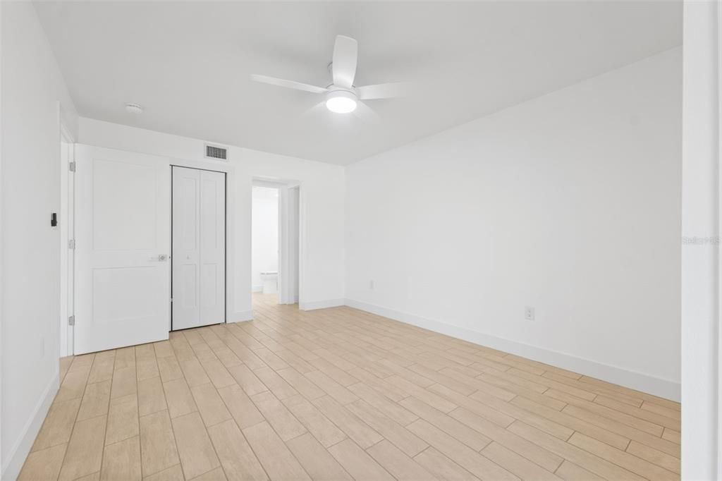 待售: $124,000 (1 贝兹, 1 浴室, 728 平方英尺)