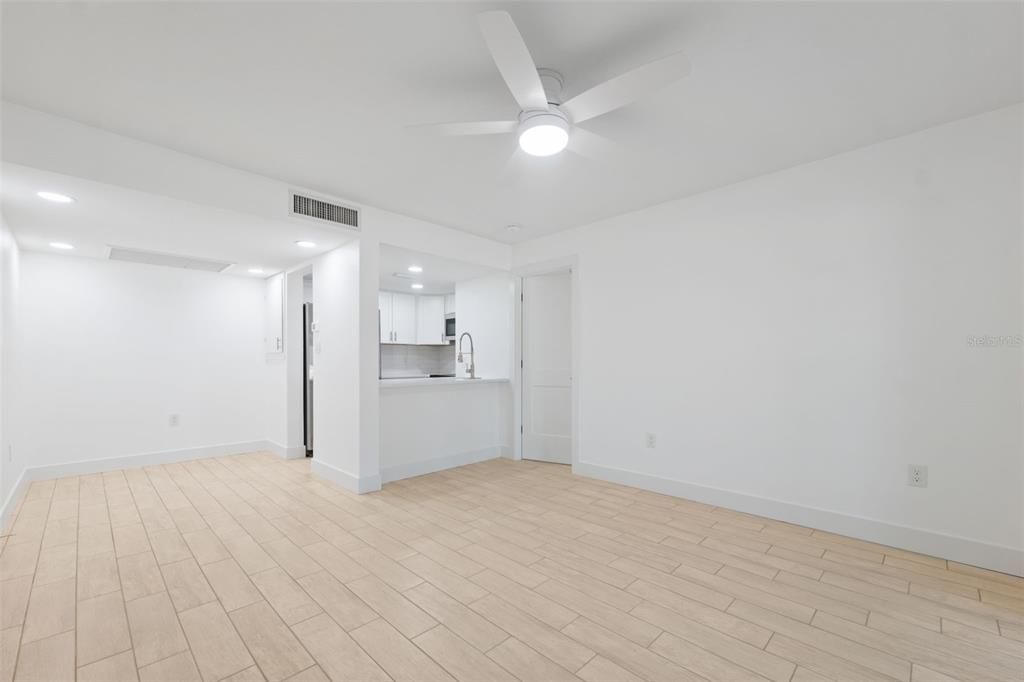 待售: $124,000 (1 贝兹, 1 浴室, 728 平方英尺)