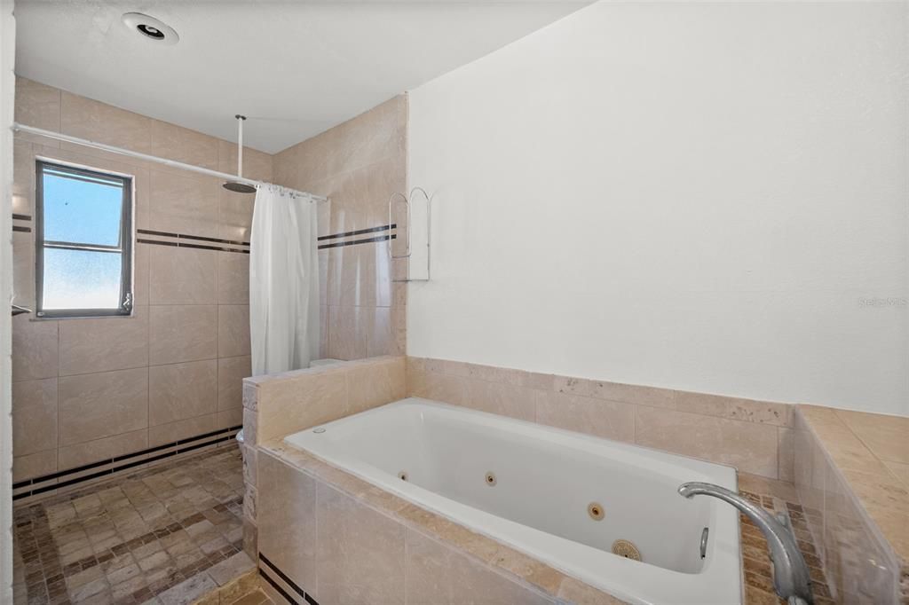 For Sale: $320,000 (3 beds, 2 baths, 1871 Square Feet)