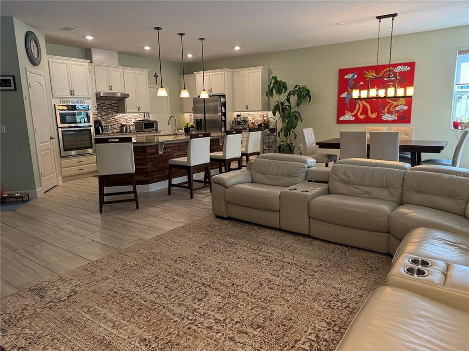 合同活跃: $929,900 (5 贝兹, 3 浴室, 3598 平方英尺)