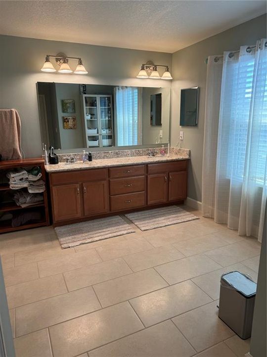 合同活跃: $929,900 (5 贝兹, 3 浴室, 3598 平方英尺)