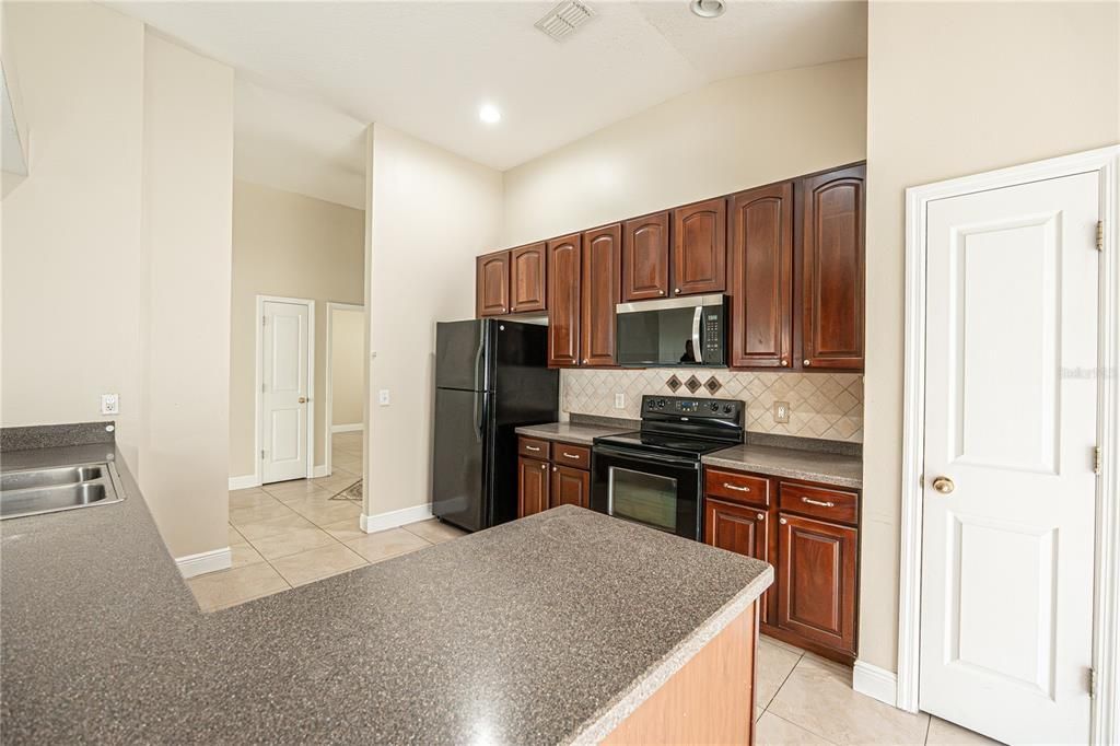 For Rent: $2,350 (4 beds, 2 baths, 1688 Square Feet)