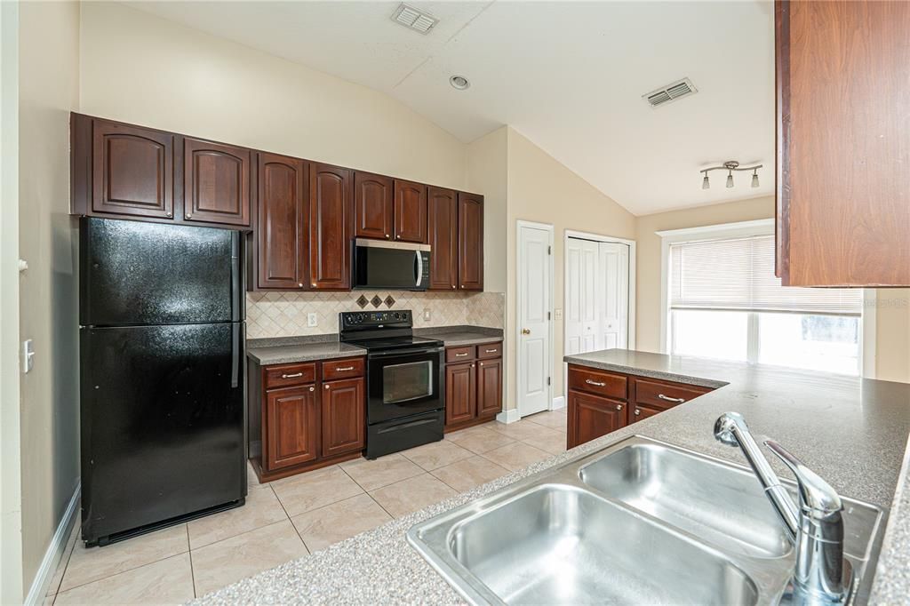 For Rent: $2,350 (4 beds, 2 baths, 1688 Square Feet)