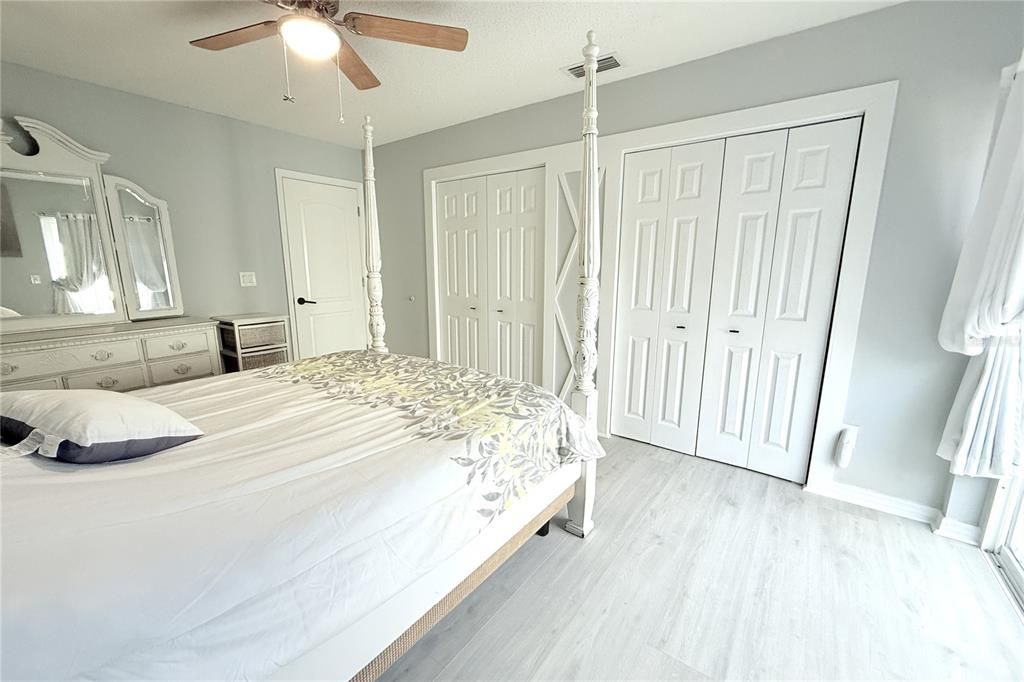 For Sale: $319,900 (2 beds, 1 baths, 923 Square Feet)