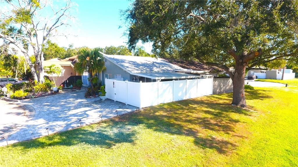 For Sale: $319,900 (2 beds, 1 baths, 923 Square Feet)