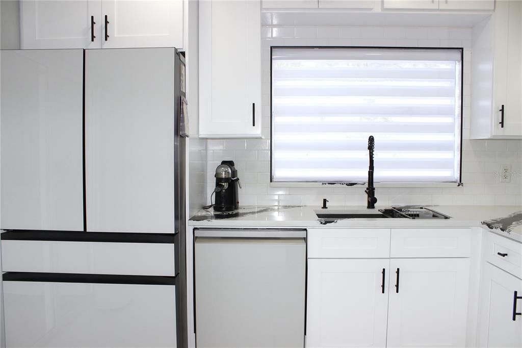 For Sale: $319,900 (2 beds, 1 baths, 923 Square Feet)