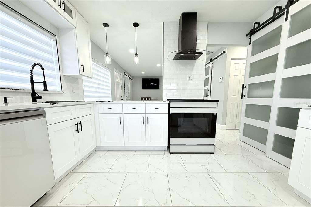 For Sale: $319,900 (2 beds, 1 baths, 923 Square Feet)