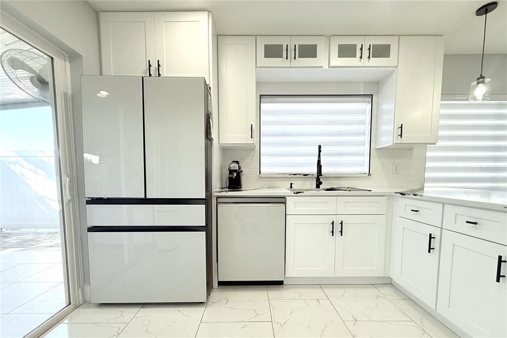 For Sale: $319,900 (2 beds, 1 baths, 923 Square Feet)