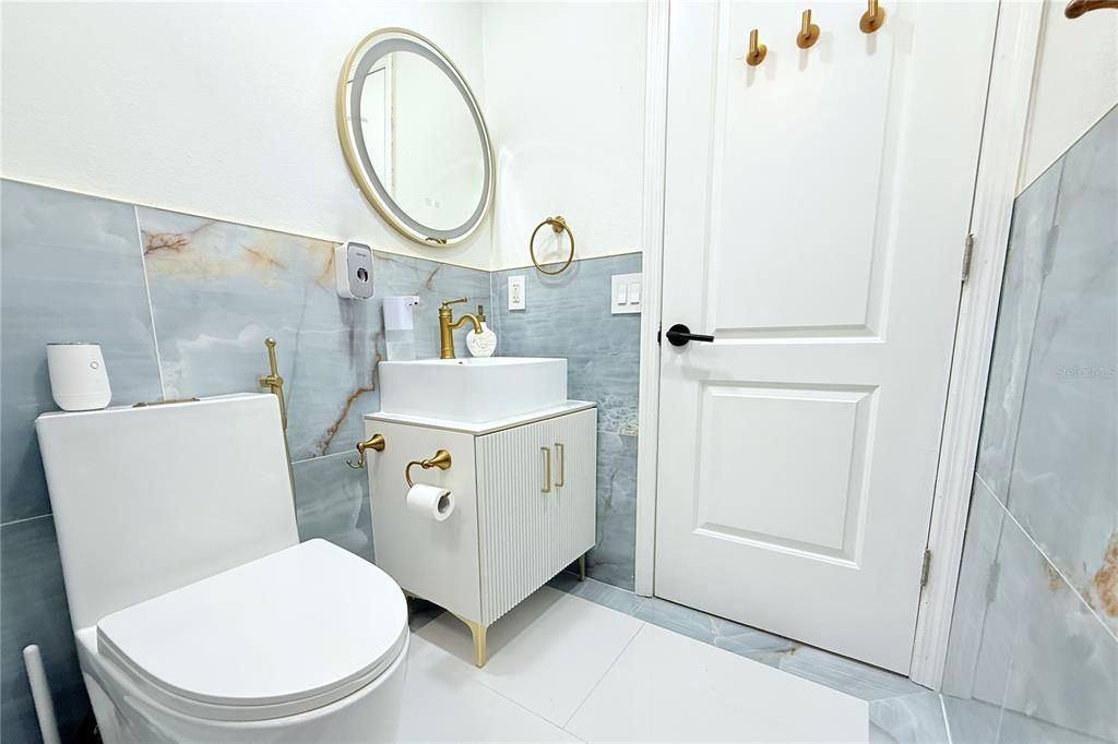 For Sale: $319,900 (2 beds, 1 baths, 923 Square Feet)