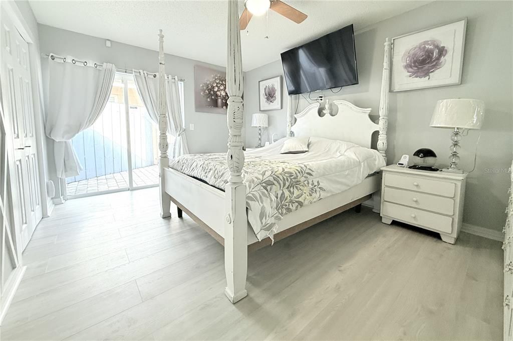 For Sale: $319,900 (2 beds, 1 baths, 923 Square Feet)