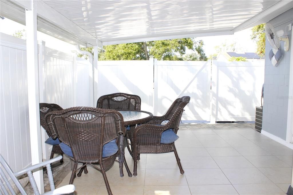 For Sale: $319,900 (2 beds, 1 baths, 923 Square Feet)