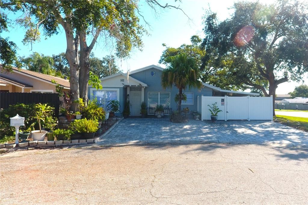 For Sale: $319,900 (2 beds, 1 baths, 923 Square Feet)