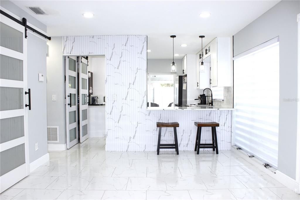 For Sale: $319,900 (2 beds, 1 baths, 923 Square Feet)