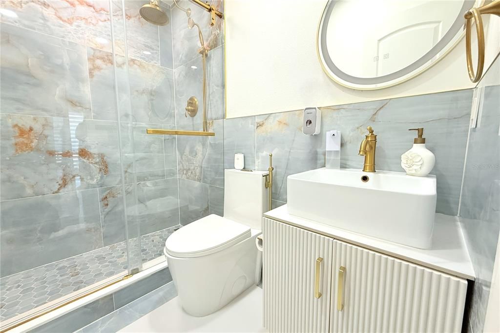 For Sale: $319,900 (2 beds, 1 baths, 923 Square Feet)