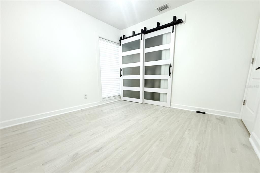 For Sale: $319,900 (2 beds, 1 baths, 923 Square Feet)