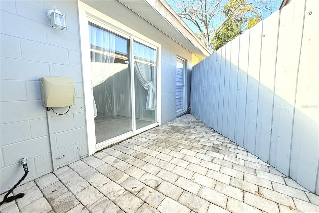 For Sale: $319,900 (2 beds, 1 baths, 923 Square Feet)