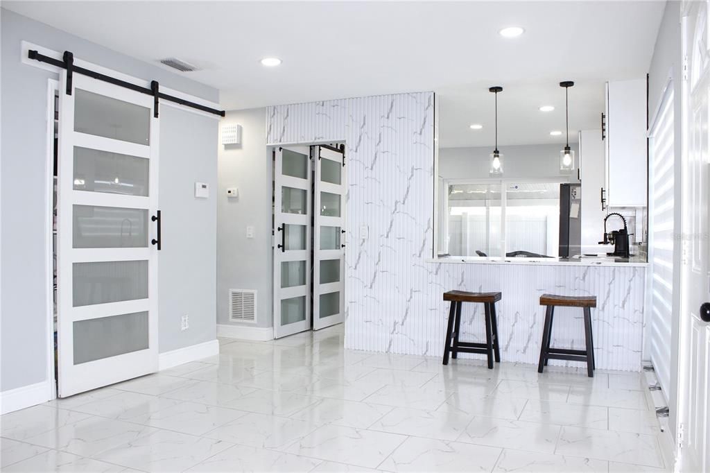 For Sale: $319,900 (2 beds, 1 baths, 923 Square Feet)