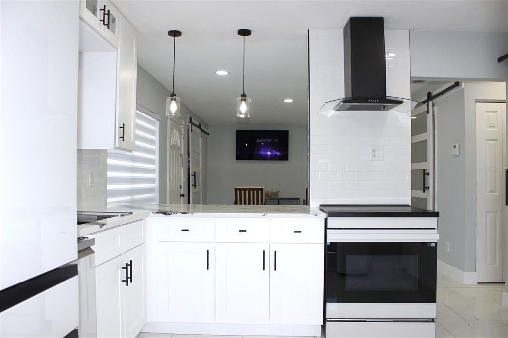 For Sale: $319,900 (2 beds, 1 baths, 923 Square Feet)