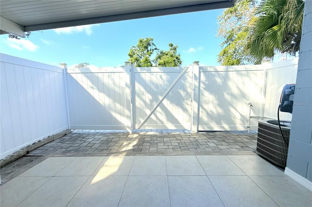 For Sale: $319,900 (2 beds, 1 baths, 923 Square Feet)