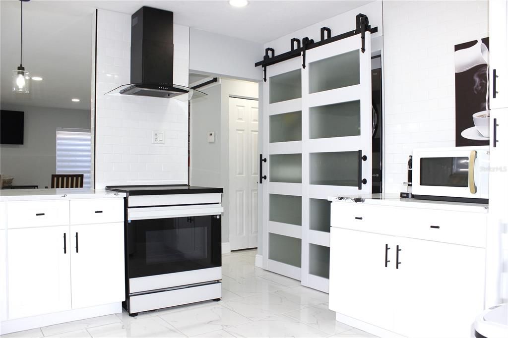 For Sale: $319,900 (2 beds, 1 baths, 923 Square Feet)