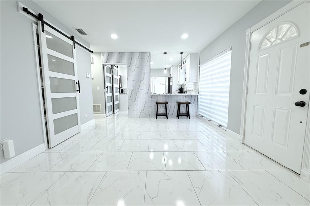 For Sale: $319,900 (2 beds, 1 baths, 923 Square Feet)